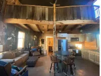 Rustic Silo Home, Huge Shower, Kitchen, Grill, Fire Pit and Sunsets.
