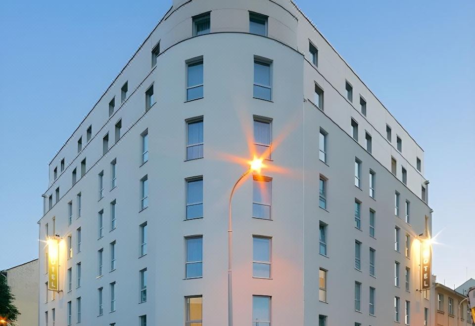 프라하 8 B&B 호텔의 깔끔하고 현대적인 객실