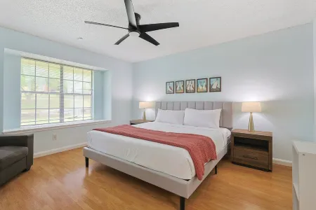 Spacious Family Stay w/Games, Full Kitchen & Yard Отели рядом с достопримечательностью «Herman Marshall Whiskey»