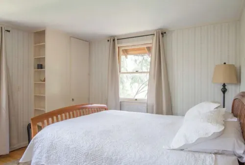 Twin Rock Tree House - Vintage Cabin