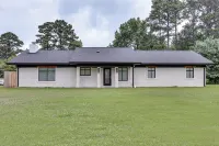 < 1 Mi to Sau: Newly Renovated Home w/ Yard! - WiFi