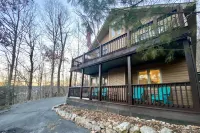 Family Getaway < 2 Mi to Massanutten Ski Lodge! - parking