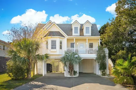 Charming 3 Bedroom 3.5 bath home in Ocean Ridge. Pool-Gym-Beach-Putt Putt