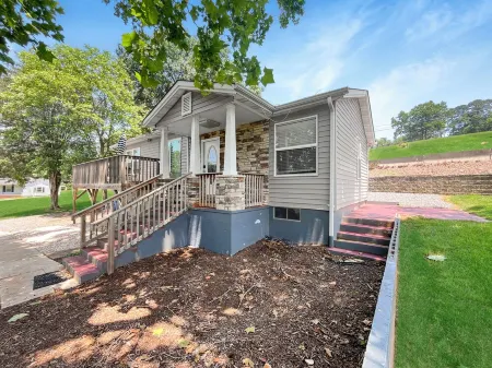 Modern Lakeview Escape in Hickory - Pet friendly