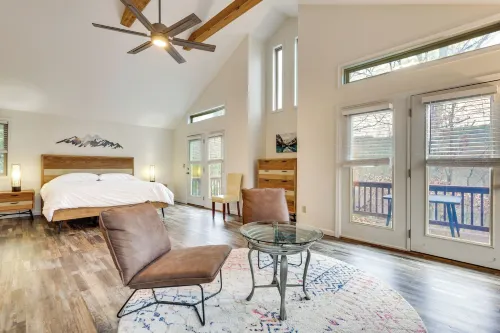 Family Getaway < 2 Mi to Massanutten Ski Lodge! - parking