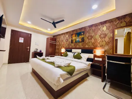 Hotel Golden Crystal Best Hotel in kankarbagh Patna Отели рядом с достопримечательностью «Bharti Mandapam»