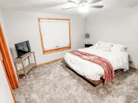 Creek Cabin - Clean and Charming 3-bedroom house in Prudenville with WiFi and AC Hotels in Roscommon County