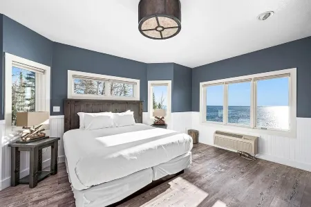 Sunrise Suite on Lake Superior- Pool & Hot Tub