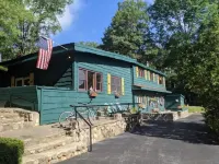 Snowshoe Hare Cabin at the Adirondack Lodge - 5 mins to Lake George Village