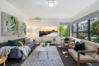 Walk to the Grand Prix Track. Light and Bright Ground Floor 2 Bedrm Apartment. Hotels in St Kilda