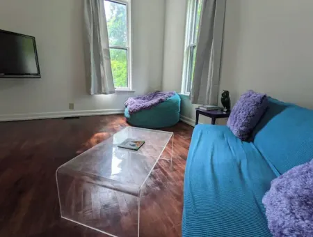 Funky, Fido-friendly flat near downtown Ishpeming. Отели в г. Ишпеминг