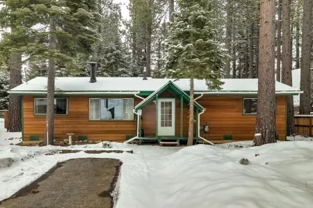 Whispering Pines Cabin - Family and Pet Friendly Abode