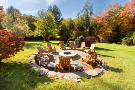 Spacious Mountain Retreat with Hot Tub and Fire Pit - Charming Sanctuary