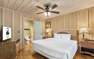 Cabins at Green Mountain Hotels near Moonshine Beach
