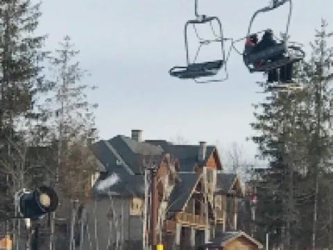 Apres Ski Luxury SKI-IN/OUT HUNTER MOUNTAIN Slopeside STEPS to Ski School Lodge 亨特酒店