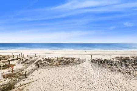 Sunrise Village 215- 2BR 1BA Gulf Front Sleep 6 Отели рядом с достопримечательностью «W Beach Blvd»