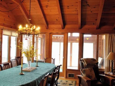 Beautiful Brant Lake home with direct lakefront, hot tub and snowmobile access! Отели в г. Хорикон