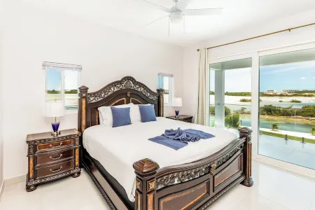 New Unique Villa Blue Top! 4 Bedrooms Waterfront with Kayak