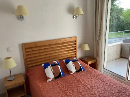 Apartment with terrace and direct access to pool & beach