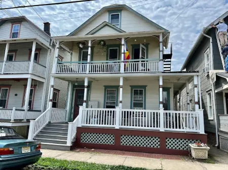 2-br apartment 1.5 blocks to beach in historic Ocean Grove with Peleton, Jaccuzi Отели рядом с достопримечательностью «Ошен Гров Бич»