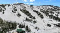 10A Chalet Village, Brian Head - Cozy Cabin Condo, Walk to Lift, Mountain Views.