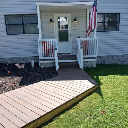 PROMO 10% WEEKLY/20% MONTHLY Pet Friendly, Home, private fenced yard.