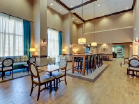 แฮมป์ตัน อินน์แอนด์สวีทส์ สวอนโบโร ใกล้แคมป์เลเจิร์น โรงแรมในOnslow County