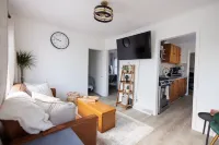 2-bedroom house in charming Aroma Park with AC, WiFi.