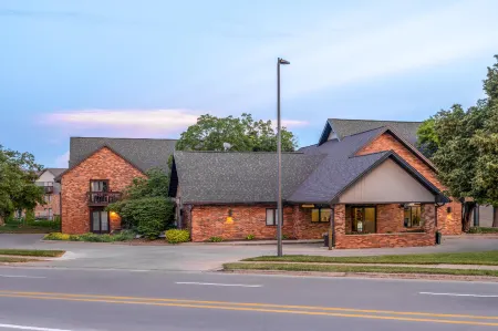 Eastland Suites Hotel & Conference Ctr, Trademark by Wyndham Отели в г. Блумингтон