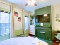 The Jungle Nook: Themed,Steps to Forsyth,King Bed,Grill,Games,Picnic Basket