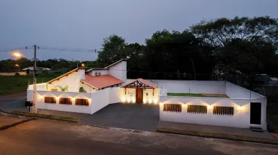 YELLOW HOUSE - (House for up to 8 people Hôtels à : 