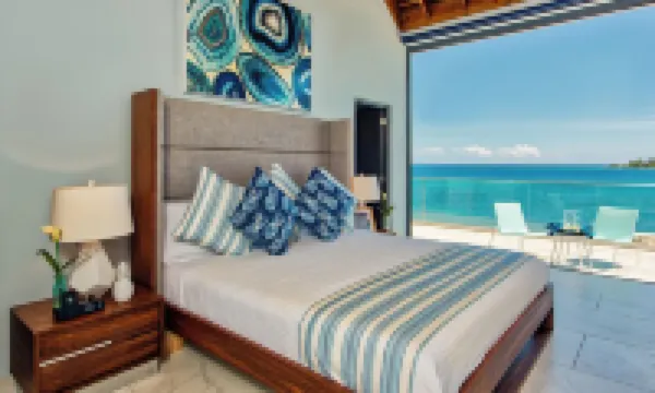 Luxe Grand Villa Modern Spacious 6-bedroom with private Beach. Staff Included.