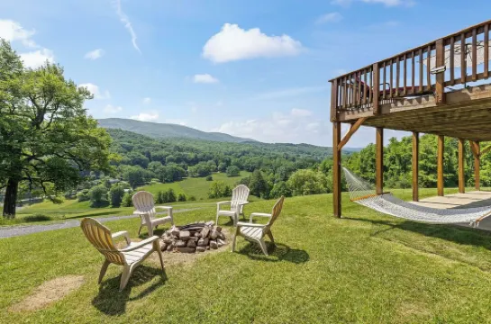 Hilltop Cabin w/ Stunning Views Minutes to Homestead Resort