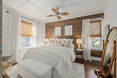 Cozy Luxe Apartment Near Western & St. Joseph’s Hotels near A Taste of Britain