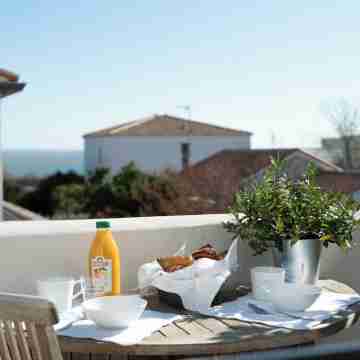 Elegant Apt between sea, ponds and nature, 5 minutes from beaches, direct access to streetcar. Dining/Meeting Rooms