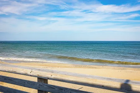 Ocean Views • Hot Tub • Pet-Friendly • Steps to the Sand