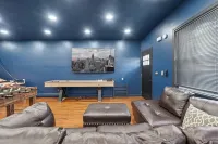 3 Story Building: 6Bed 4Bath, Arcade, Massage Lounge, train 7min, NYC 20min