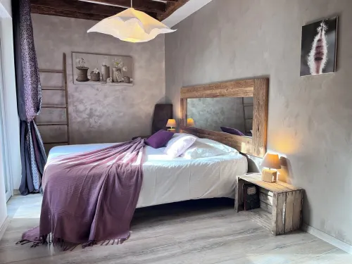 Charming tufa house with garden and views over the village Hotels in Gennes