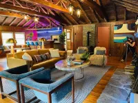 Peaceful Getaway Cottage on grounds of historic mid-century gem 노스버러 호텔