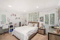 Gorgeous 5 bedroom Tropical Home with Costa Rica Backyard