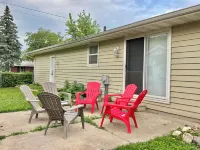 Newly Renovated 3 bedrooms w/ 5 beds, 2 bath home w/ convenience to everything. Hotels near Bay Park Square