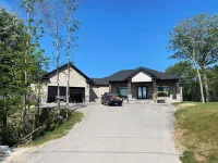 North Muskoka Lake Front 5 Bdrm Newly Built Cottage luxurious Modern Amenities. فنادق في Ryerson