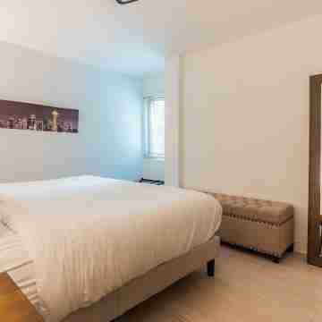 Charming 1BR Condo King Bed Close to Convention Center Rooms