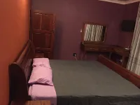 Beautiful 4-Bedroomed House with a Jacuzzi Hotels in Hwange