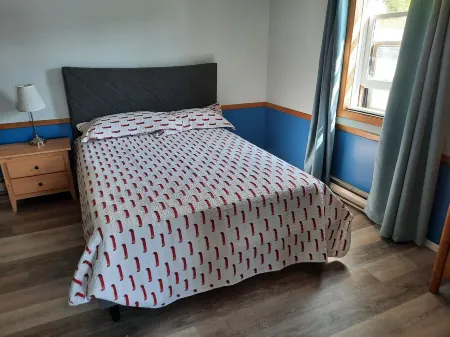 One bedroom, close to everything.... trout lake north bay Отели рядом с достопримечательностью «Университет Ниписсинг»