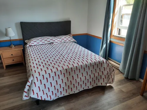 One bedroom, close to everything.... trout lake north bay