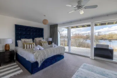 118 Lower Mill Estate. Sleeps 12, Lake Views & Spa Hotels in 