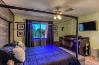 Pet-friendly 1-bedroom condo in NW Tucson with Fireplace & Covered Patio - Homestays