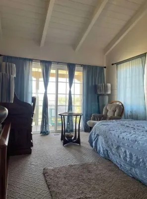 20 people can stay. Peaceful 1 acre of Avocado ranch. 2 stories. 16 beds. Hotels near Grangetto's Farm & Garden Supply