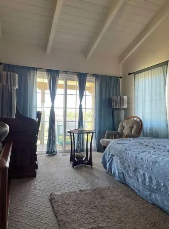 20 people can stay. Peaceful 1 acre of Avocado ranch. 2 stories. 16 beds.